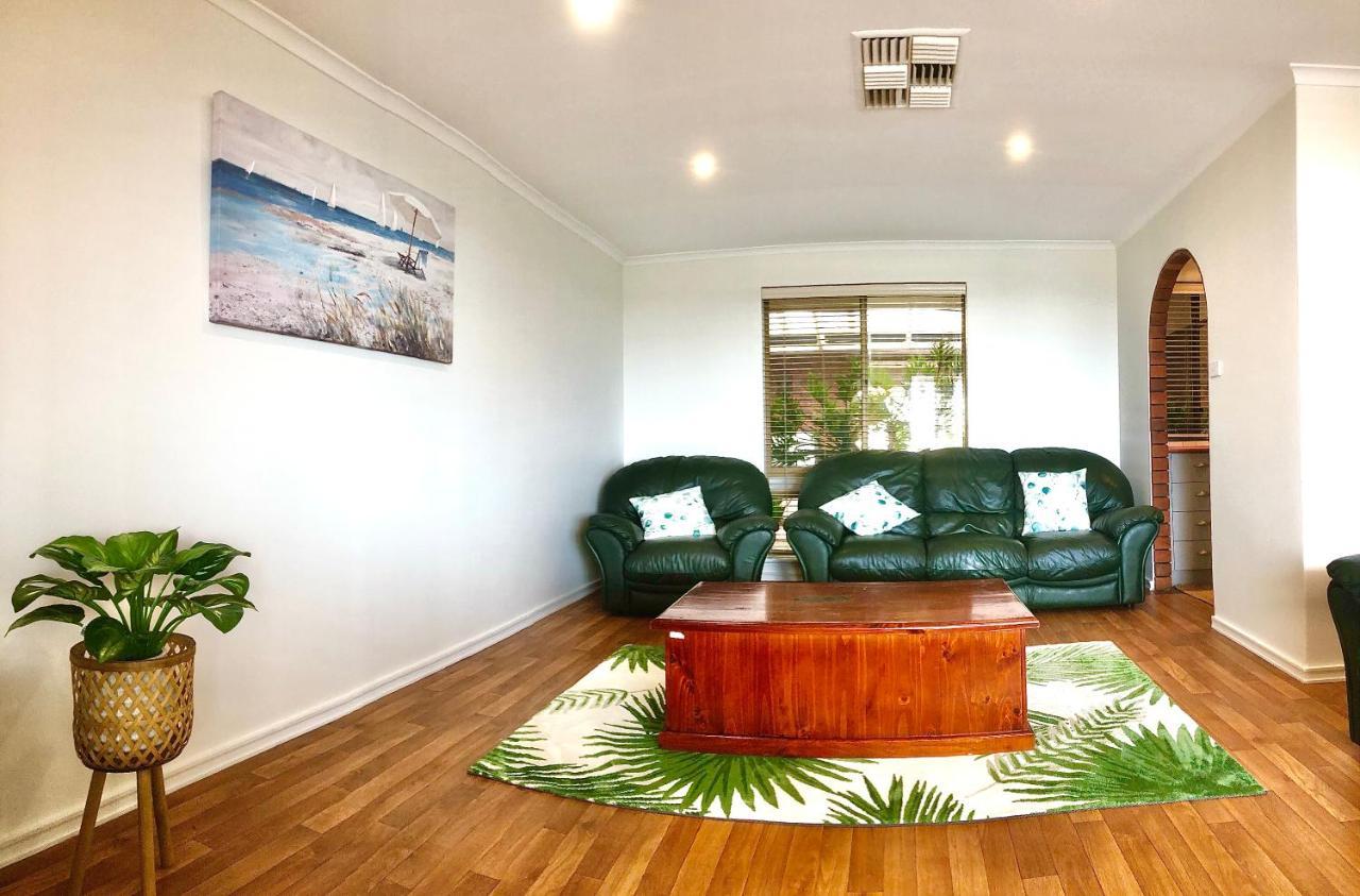 Beach House Opposite Ocean 4 Bed 2 Bathroom With Pool Geraldton Exterior photo