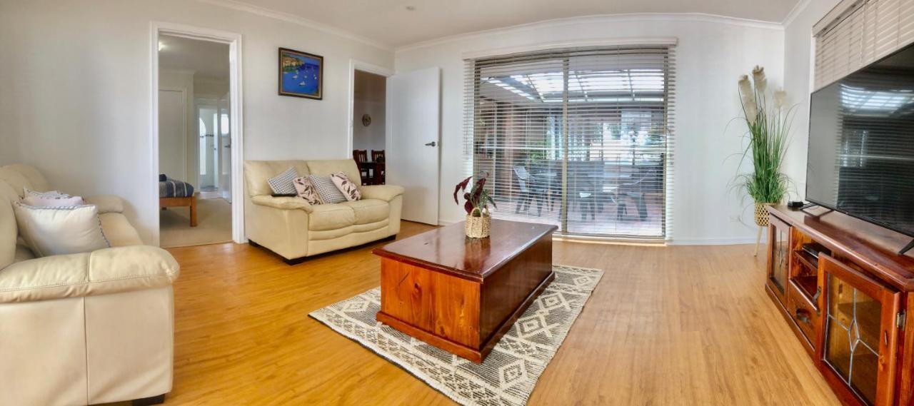 Beach House Opposite Ocean 4 Bed 2 Bathroom With Pool Geraldton Exterior photo