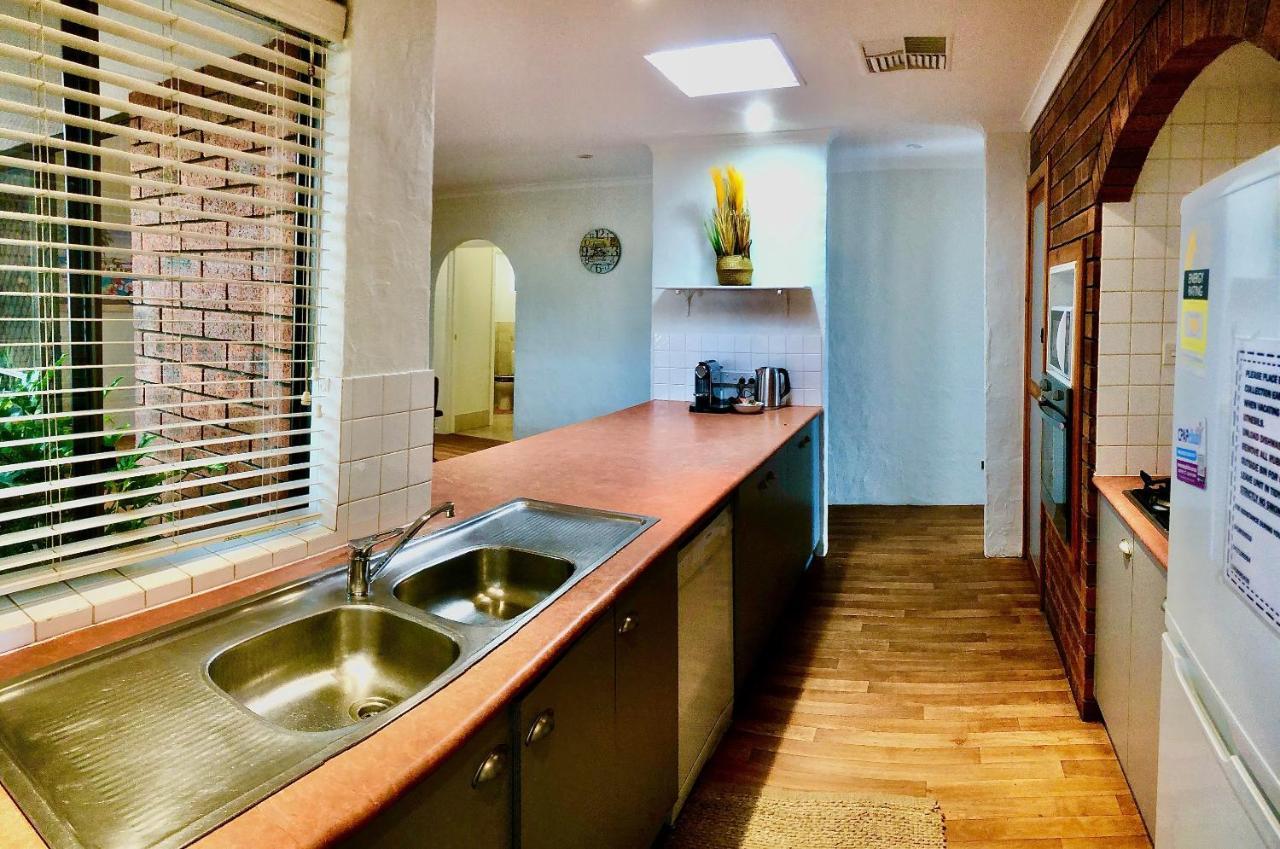 Beach House Opposite Ocean 4 Bed 2 Bathroom With Pool Geraldton Exterior photo